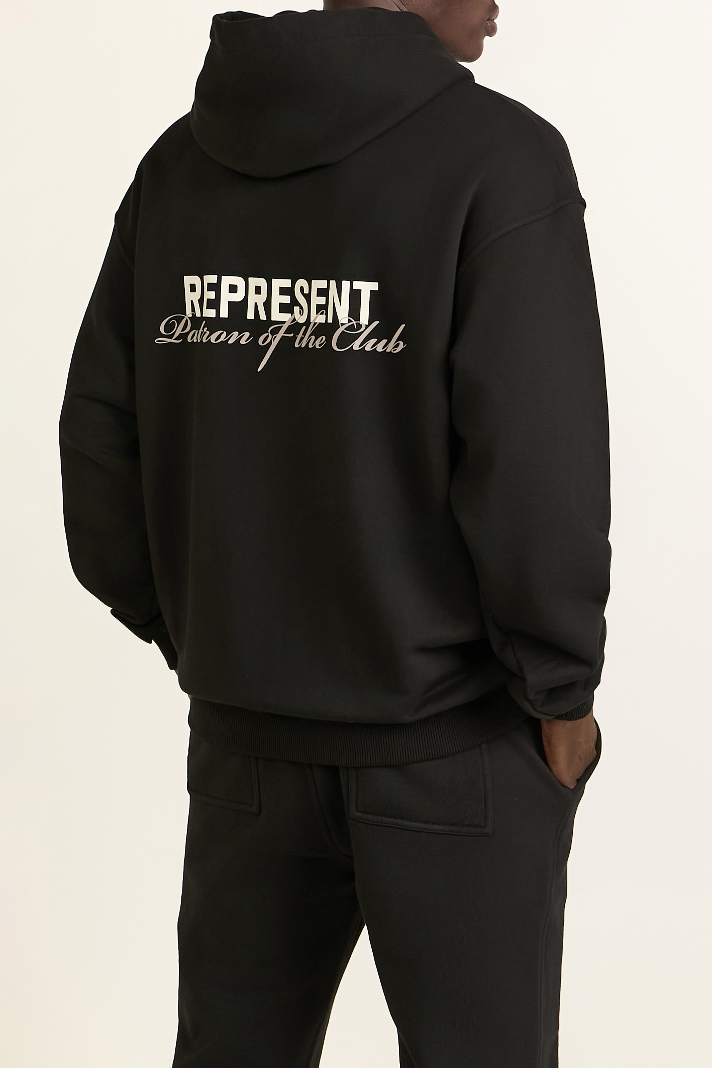 תמונת תקריב דוגמן של סווטשירט קפוצ'ון REPRESENT