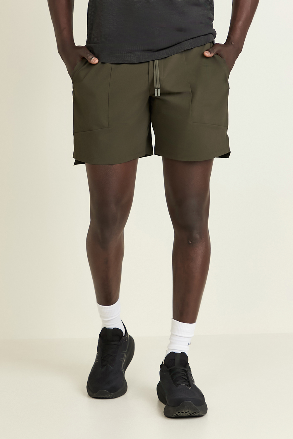 תמונת דוגמן קידמית של License To Train Short 7" LL LULULEMON