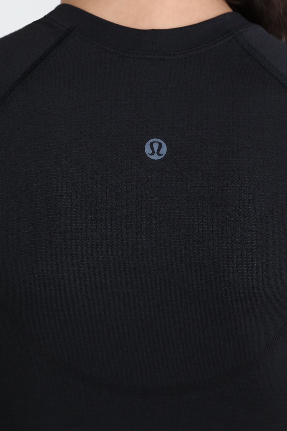תמונת תקריב דוגמן של Swiftly Tech Cropped Short-Sleeve Shirt 2.0