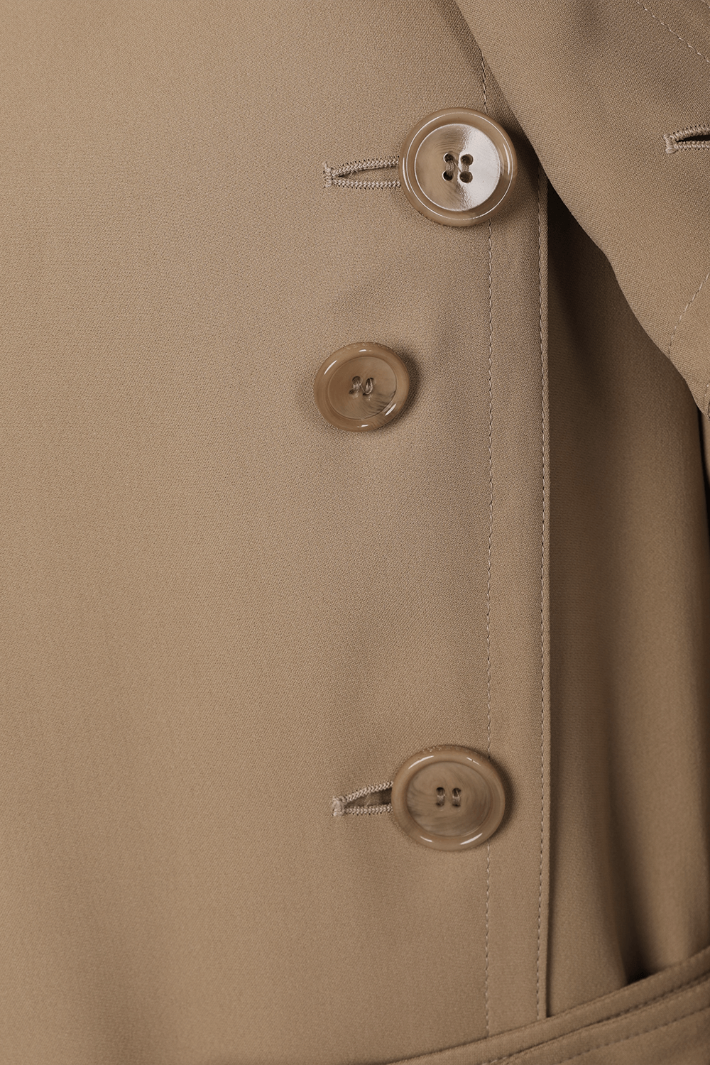 תמונת תקריב של מעיל טרנץ' ארוך BURBERRY