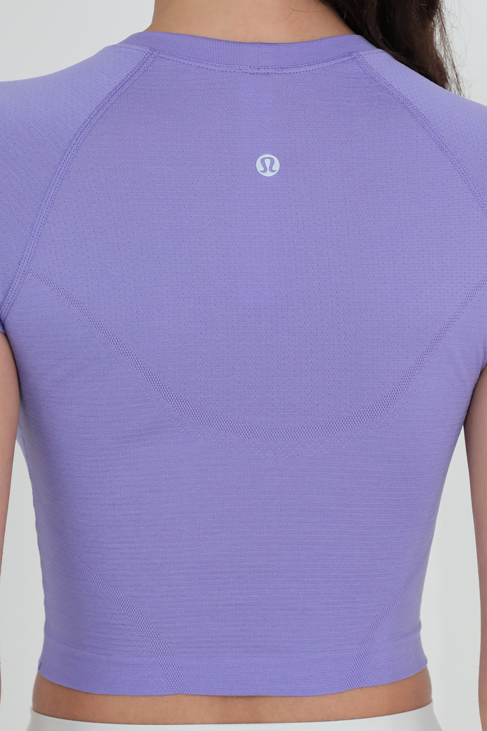תמונת תקריב דוגמן של Swiftly Tech Cropped Short-Sleeve Shirt 2.0