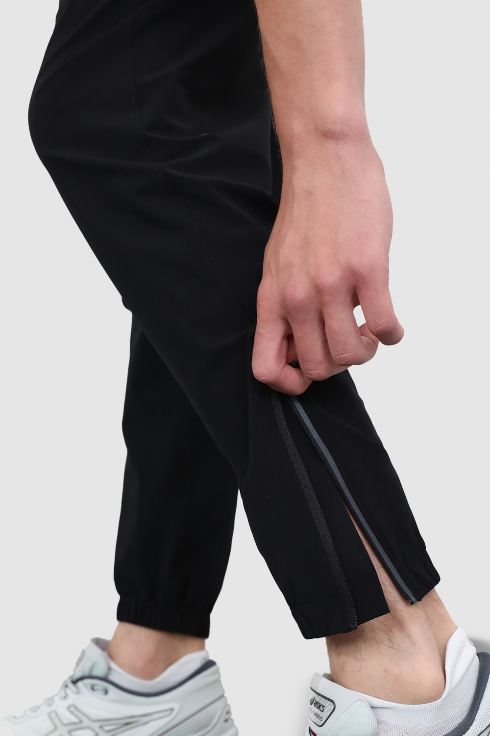 תמונת תקריב דוגמן של At Ease Joggers