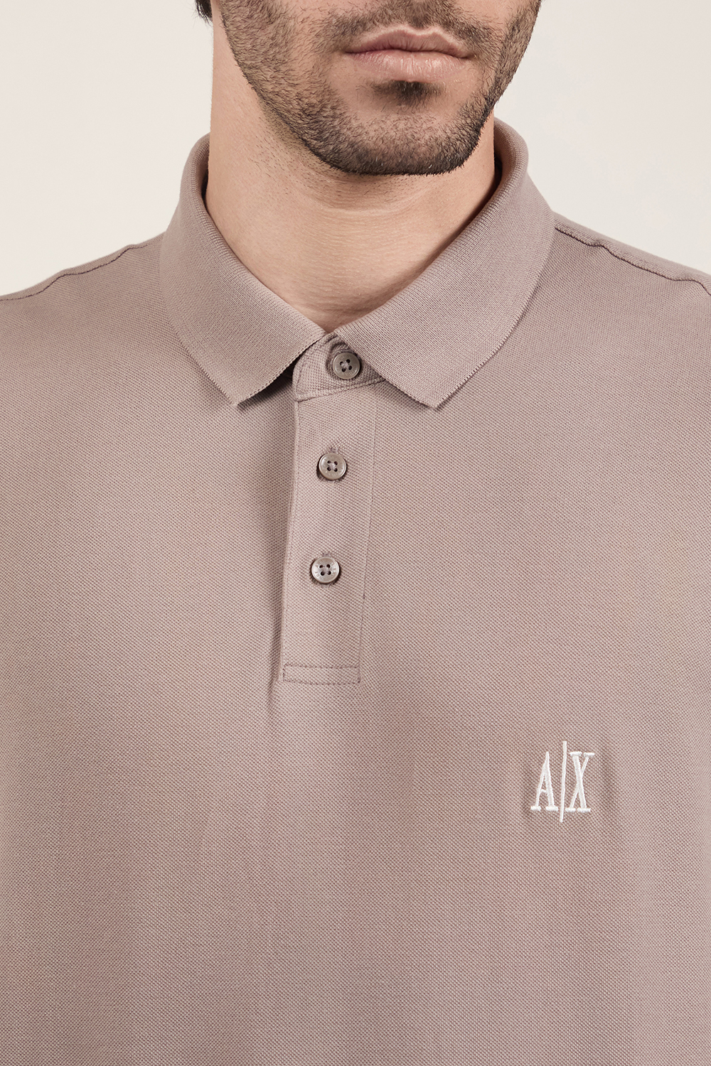 תמונת תקריב דוגמן של חולצת פולו ARMANI EXCHANGE