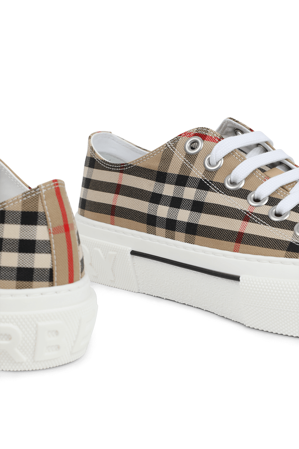 תמונת תקריב של נעלי סניקרס BURBERRY