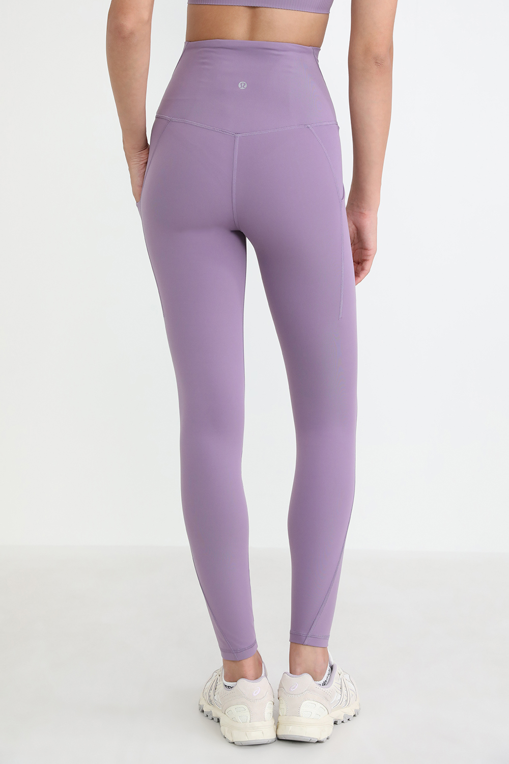 תמונת דוגמן אחורית של Align™ High-Rise Pant 25" *Pockets