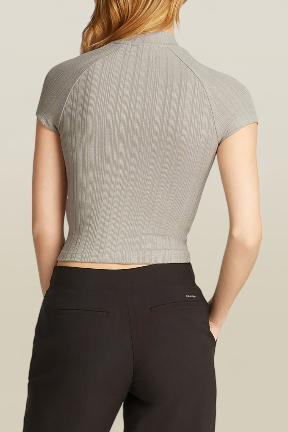 תמונת דוגמן אחורית של חולצת טי ריב CALVIN KLEIN