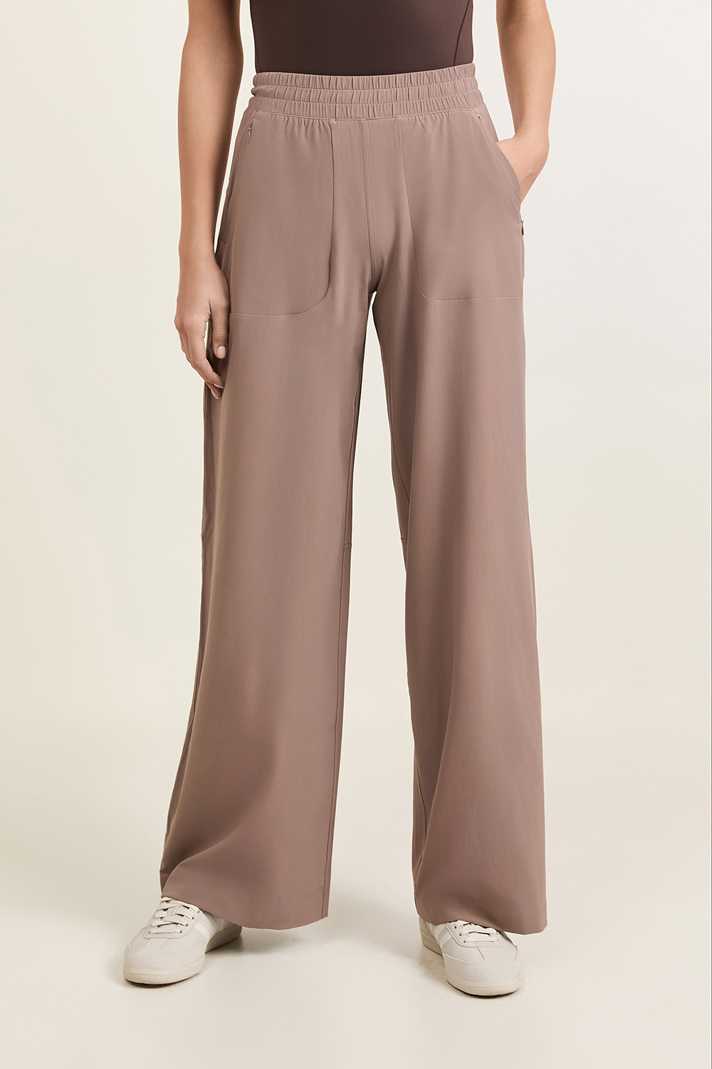 תמונת דוגמן קידמית של Swift Mid-Rise Wide-Leg Pant