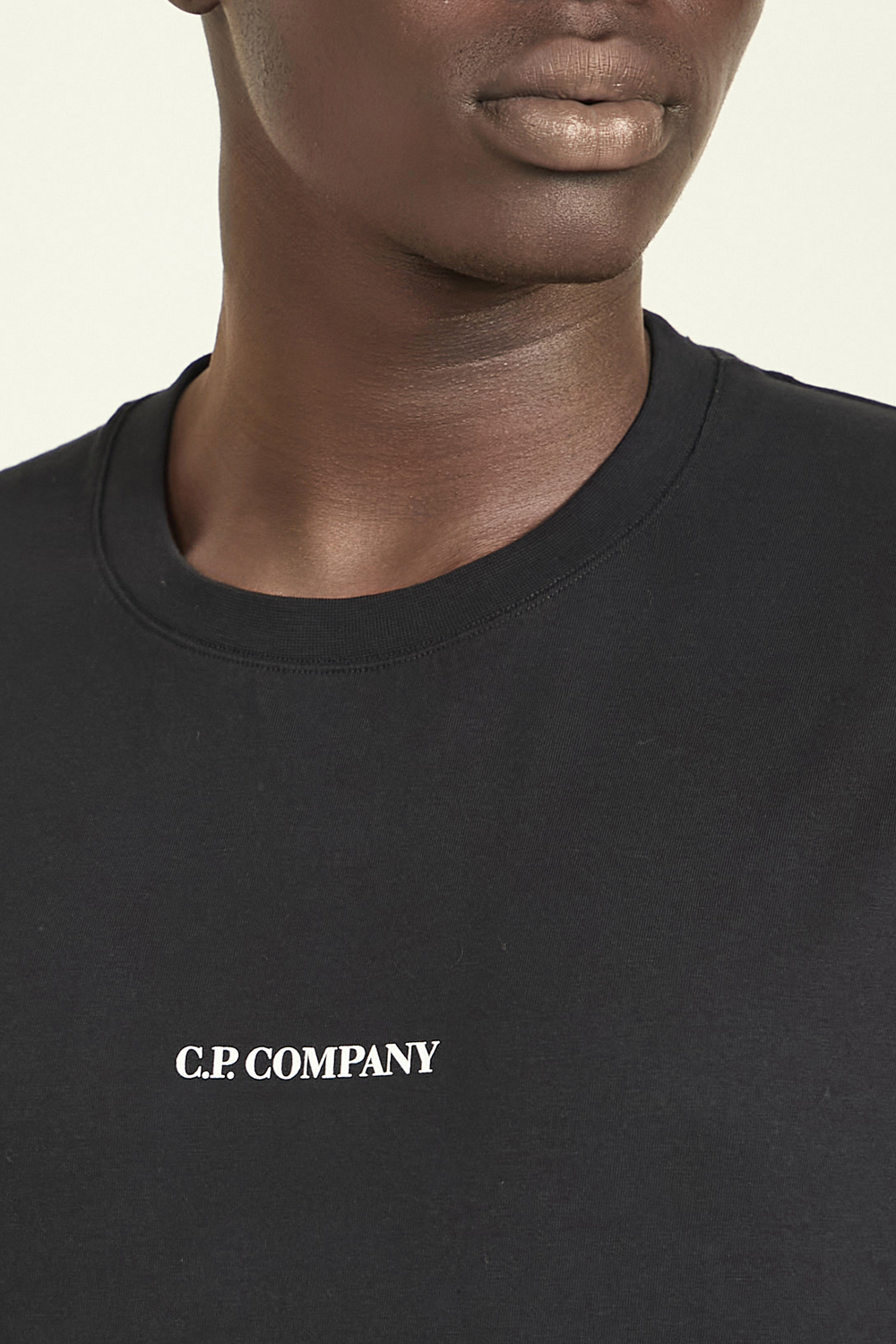 תמונת דוגמן אחורית של חולצת טי C.P. COMPANY