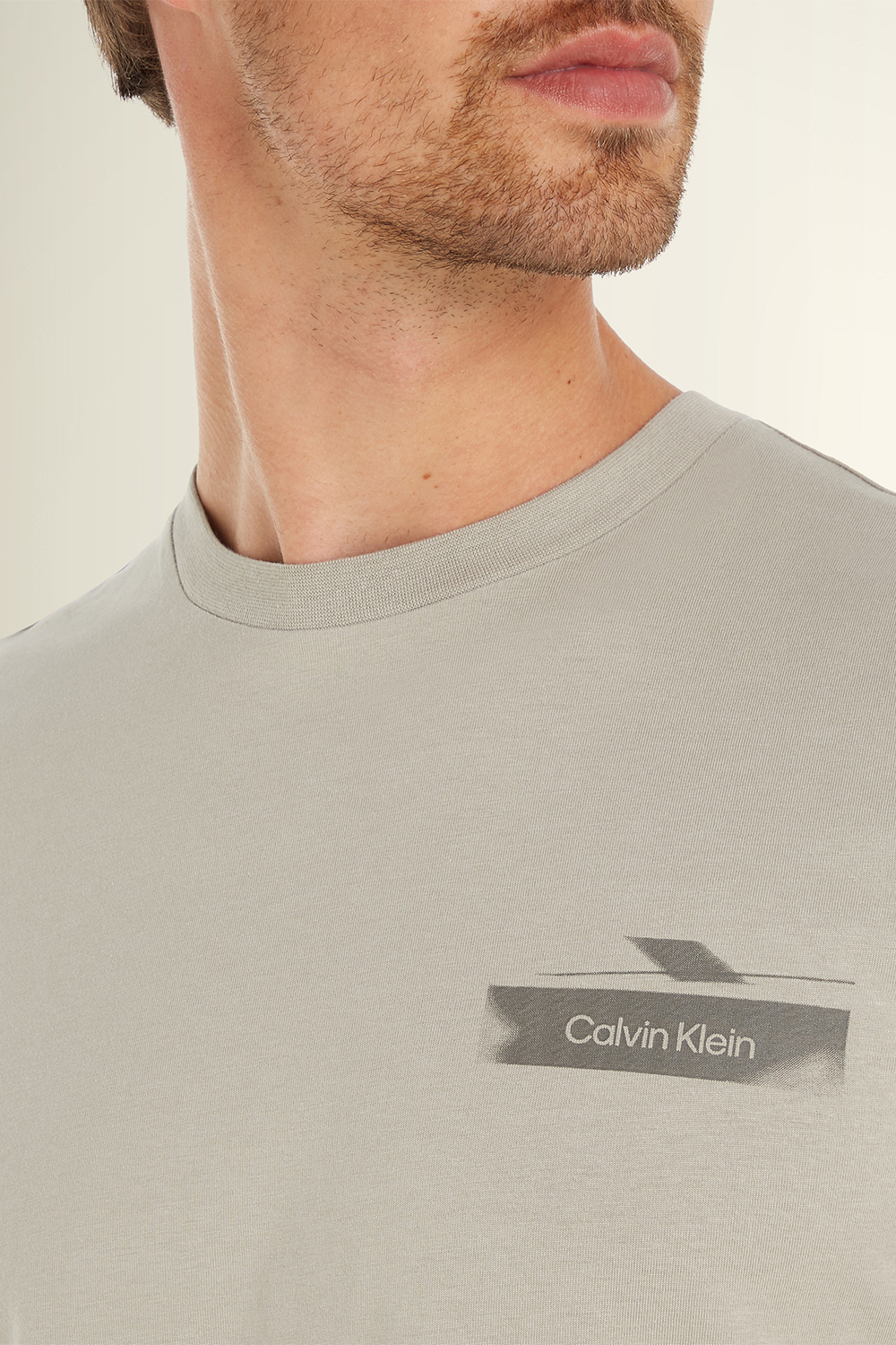 תמונת תקריב דוגמן של חולצת טי עם הדפס CALVIN KLEIN