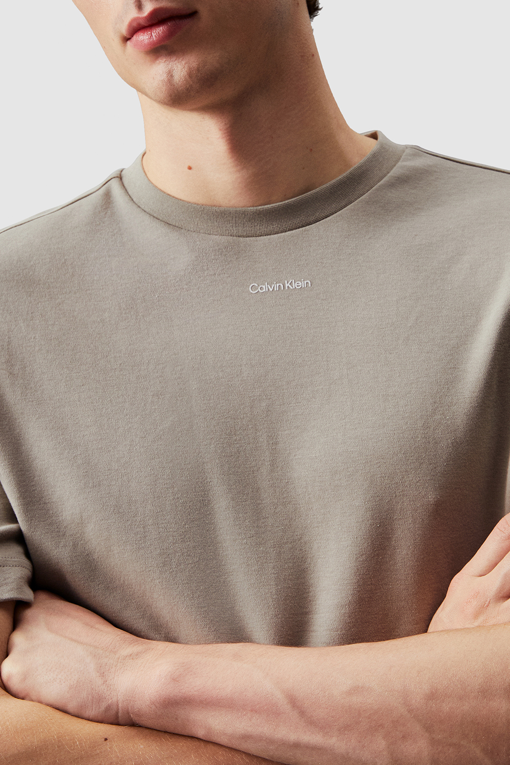 תמונת תקריב דוגמן של חולצת טי CALVIN KLEIN