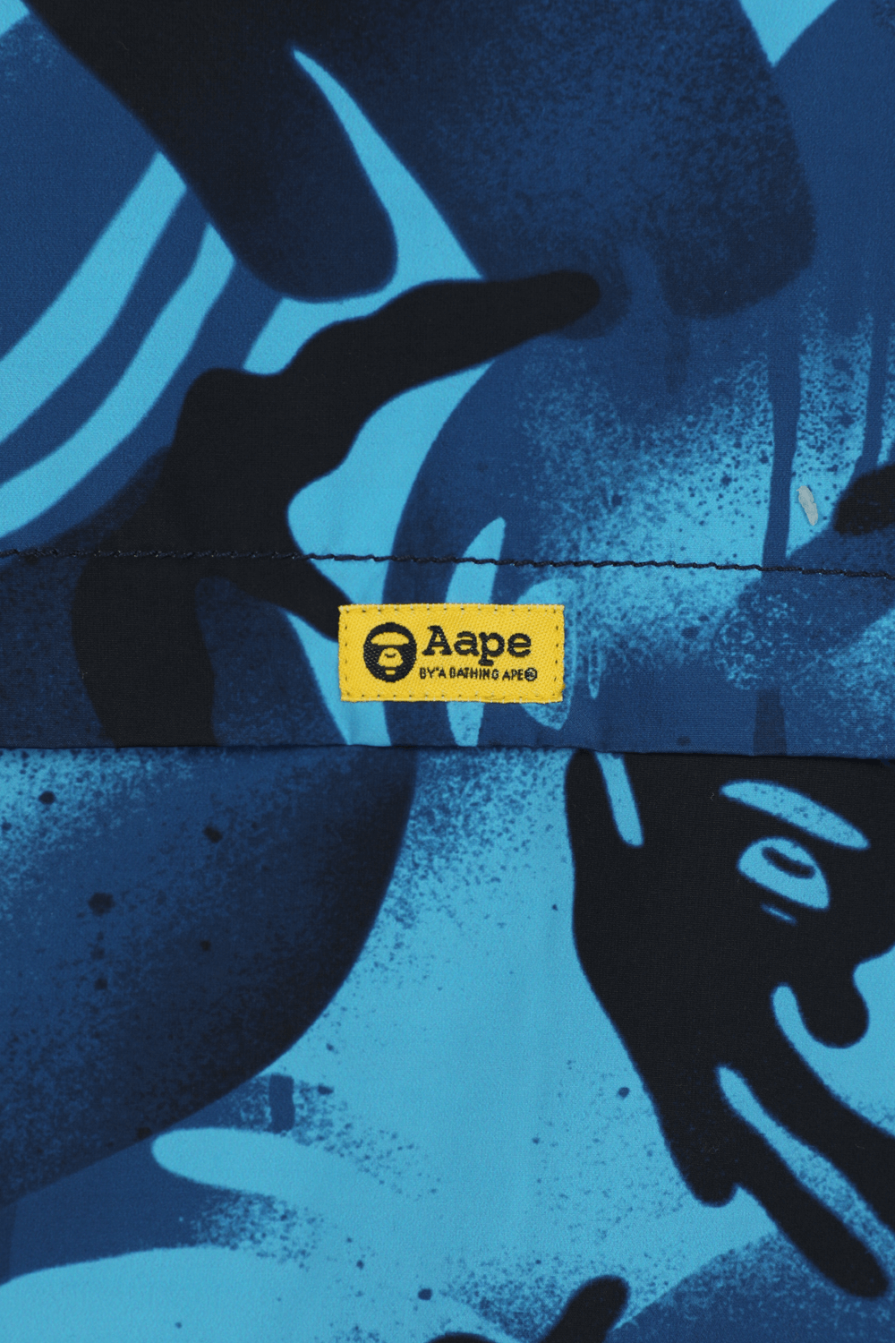 תמונת תקריב של Camouflage Puffer Coat in Blue AAPE