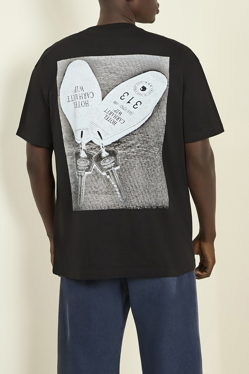 תמונת תקריב דוגמן של חולצת טי עם הדפס בגב CARHARTT WIP