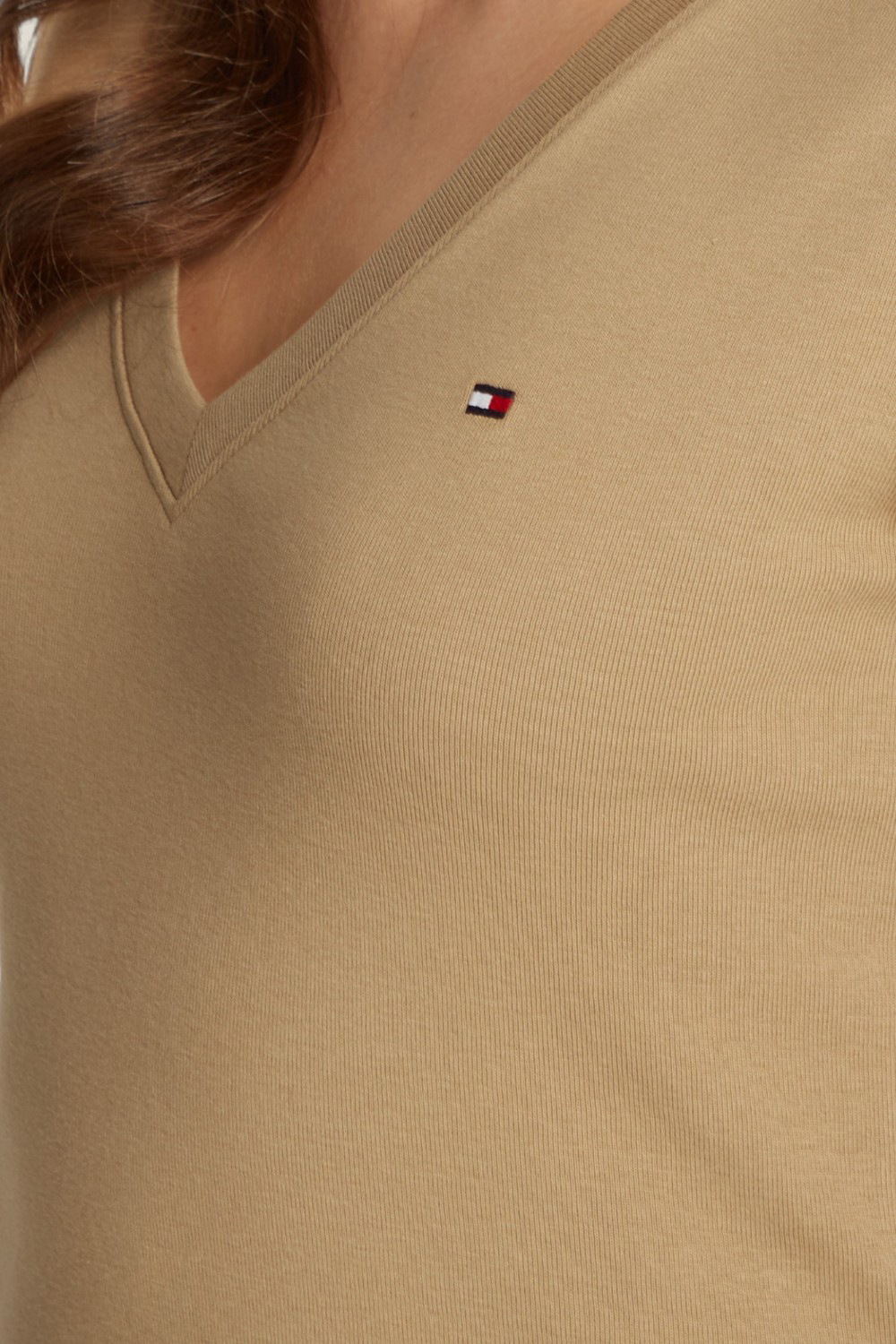 תמונת תקריב דוגמן של חולצת טי סלים פיט TOMMY HILFIGER