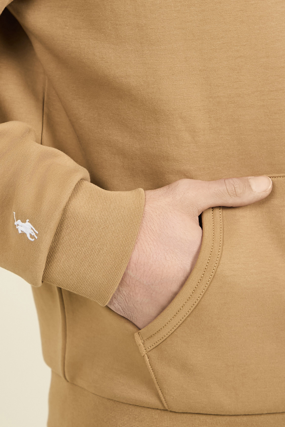 תמונת תקריב דוגמן של סווטשירט קפוצ'ון POLO RALPH LAUREN