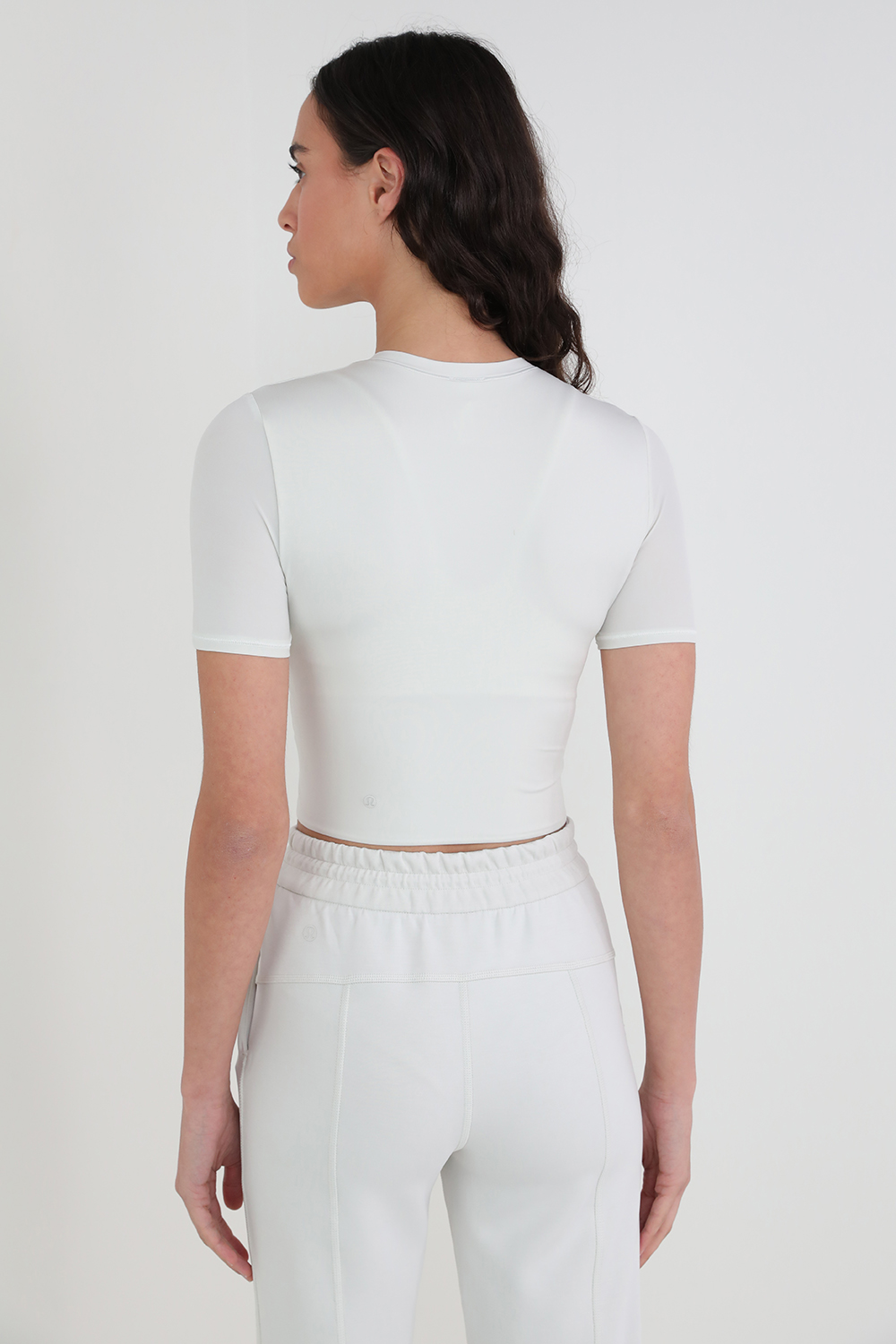 תמונת דוגמן אחורית של Wundermost Crewneck Cropped T-Shirt