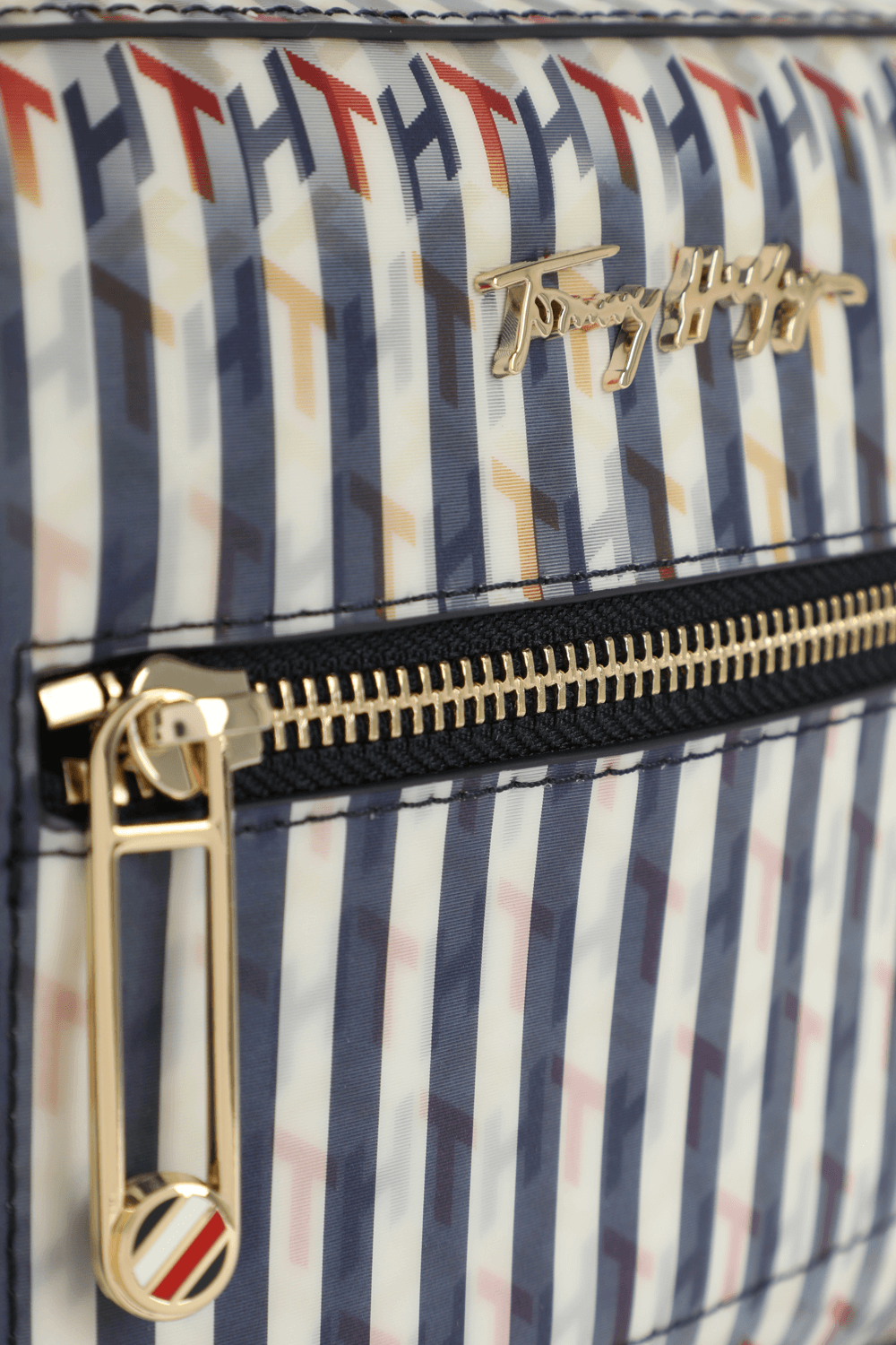 תמונת תקריב של Holographic Monogram Camera Bag TOMMY HILFIGER
