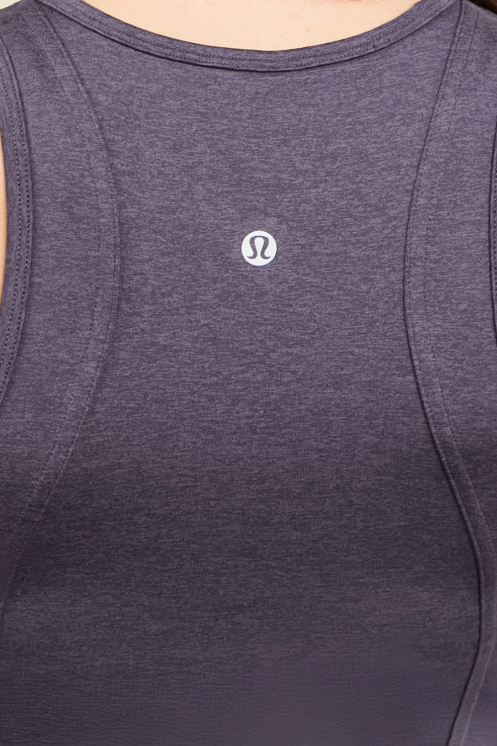 תמונת תקריב דוגמן של Soft Sueded Crewneck Cropped Tank