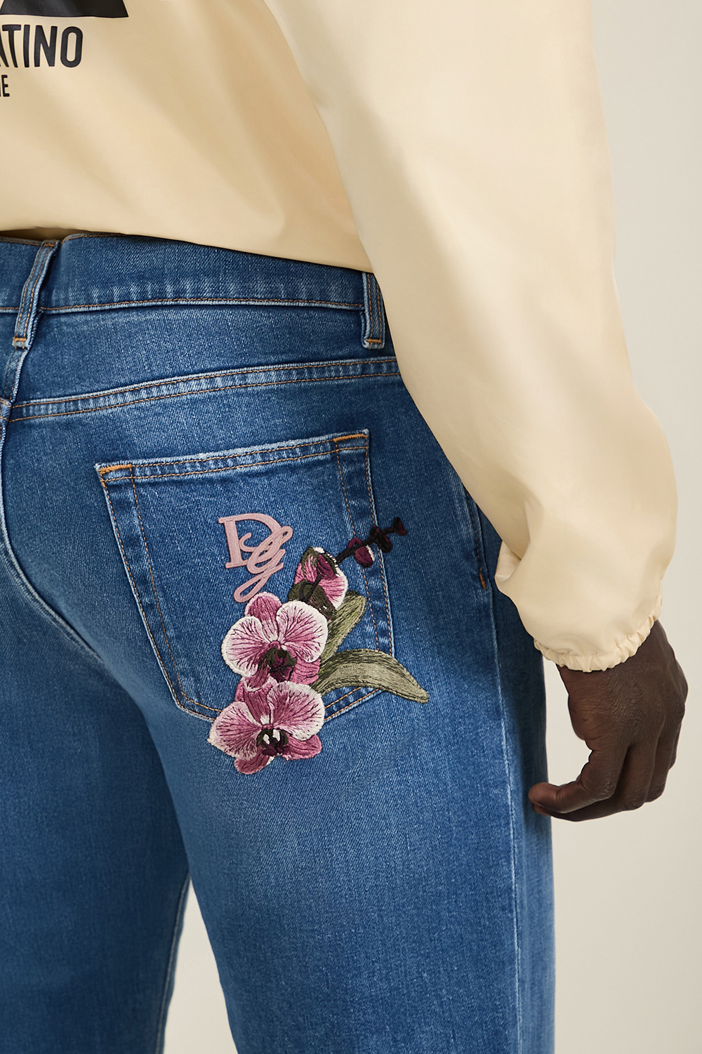 תמונת תקריב דוגמן של מכנסי ג'ינס בגזרה סלים DOLCE & GABBANA