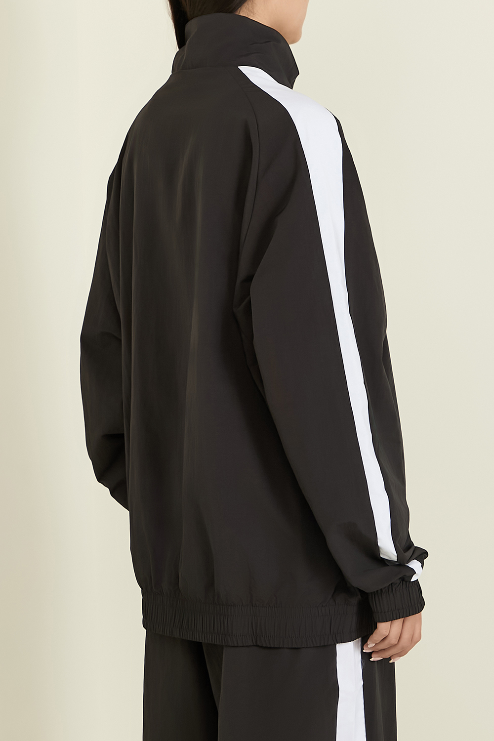 תמונת דוגמן אחורית של ז'קט אוברסייז PUMA