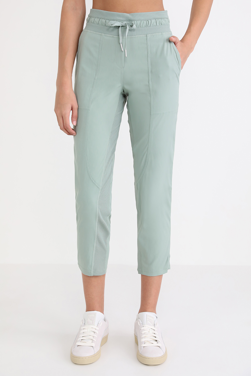 תמונת דוגמן קידמית של Dance Studio Mid-Rise Cropped Pant