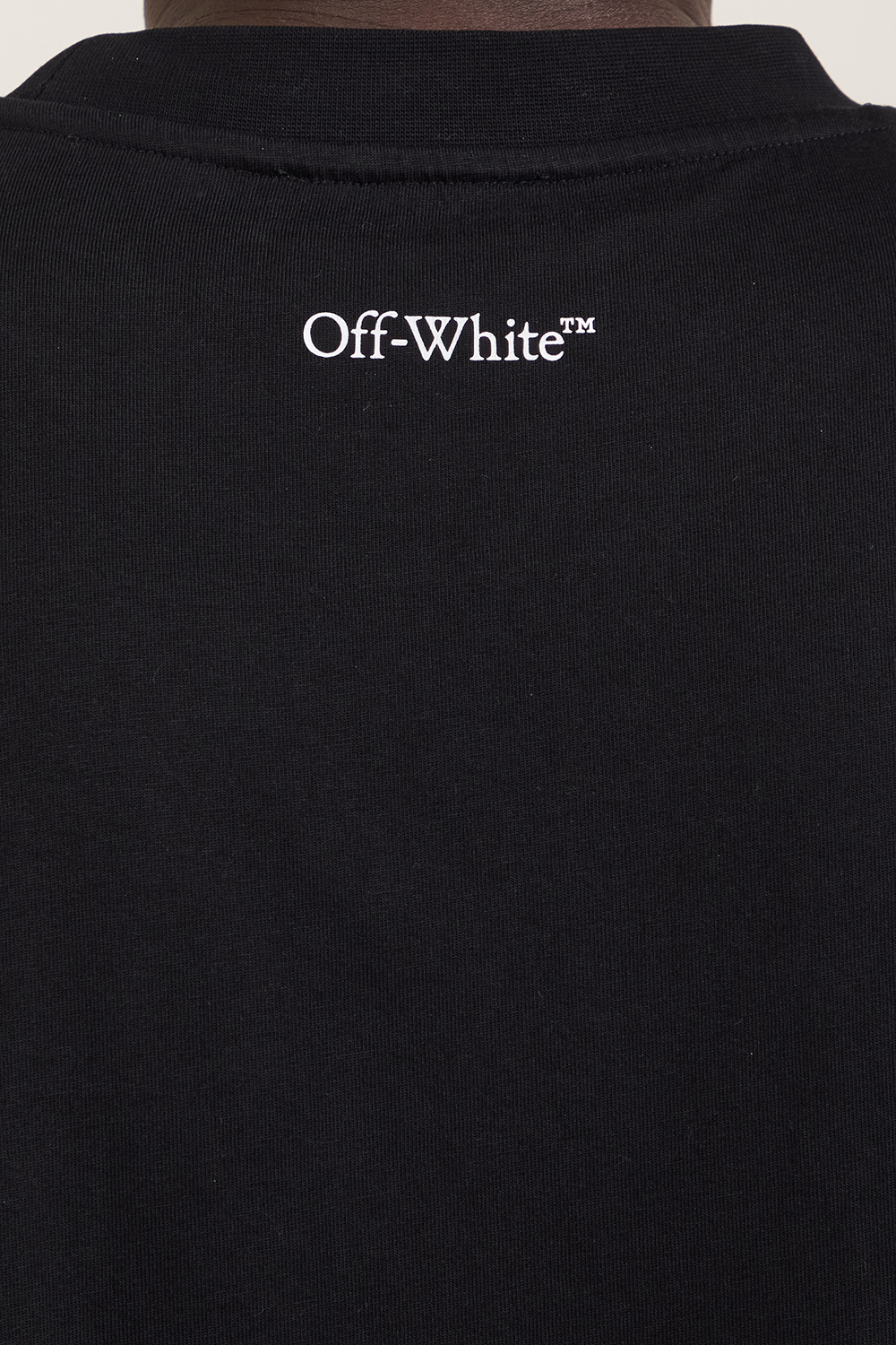 תמונת תקריב דוגמן של חולצת טי OFF WHITE