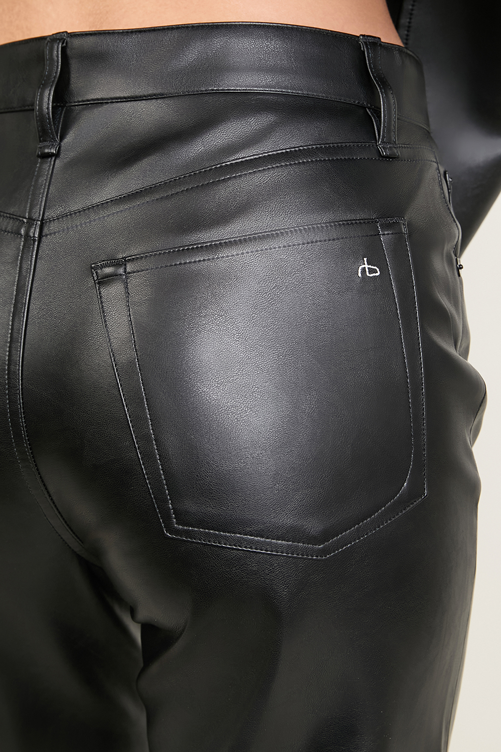 תמונת תקריב דוגמן של מכנסי עור טבעוני הארלו RAG & BONE
