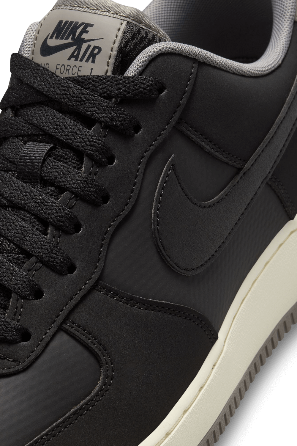 תמונת תקריב של נעלי סניקרס אייר פורס 1 07 NIKE