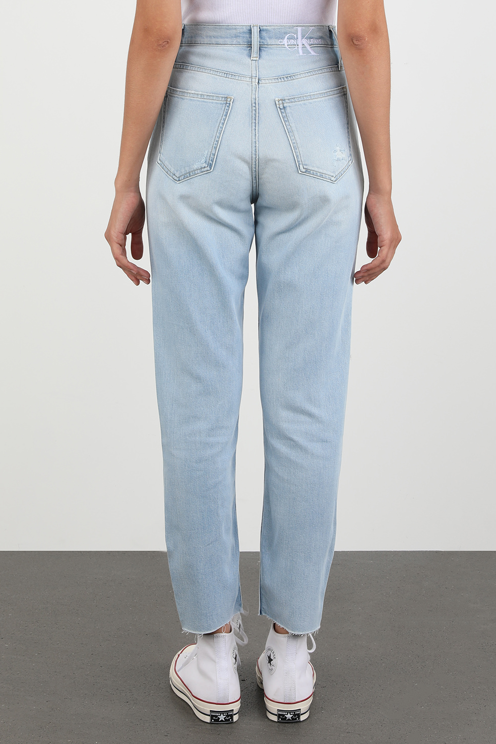 תמונת דוגמן אחורית של Mom Jeans in Light Wash