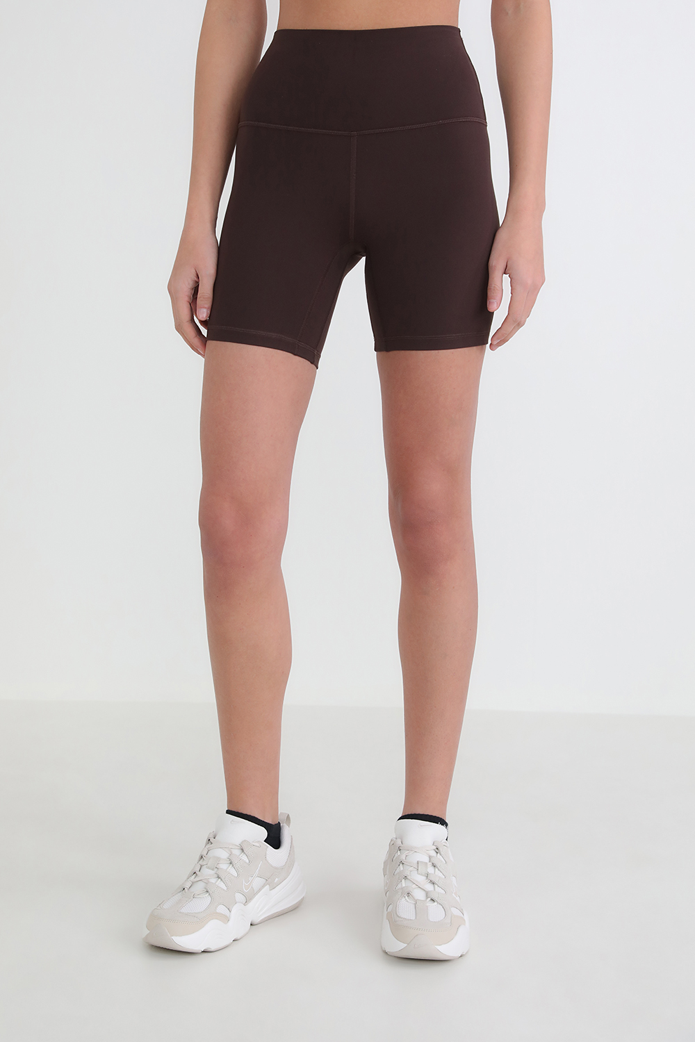 תמונת דוגמן קידמית של Align™ High-Rise Short 6