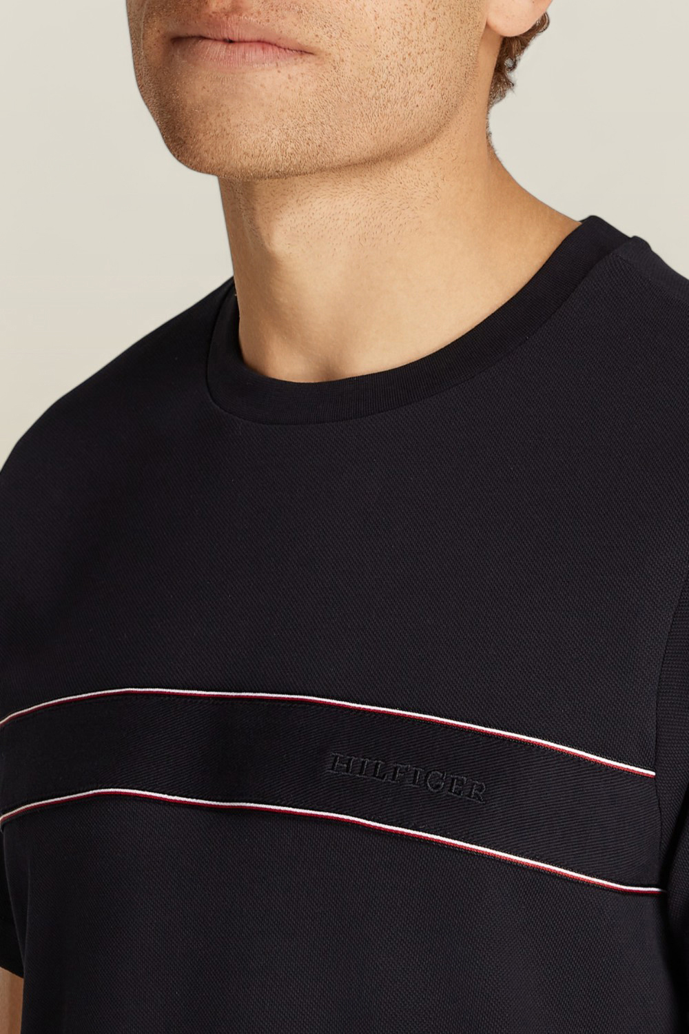 תמונת תקריב דוגמן של חולצת טי TOMMY HILFIGER