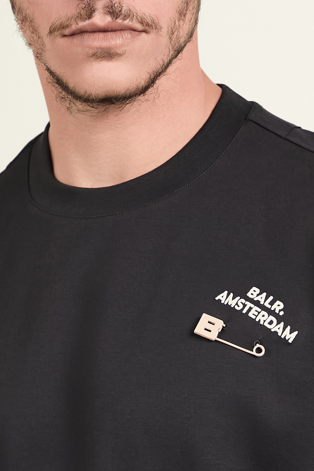 תמונת תקריב דוגמן של חולצת טי BALR