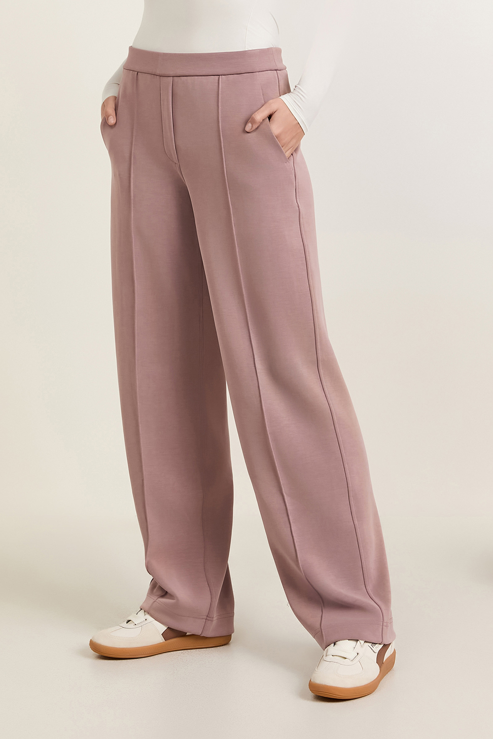 תמונת דוגמן קידמית של Softstreme Pintuck Mid-Rise Pants *REG LULULEMON