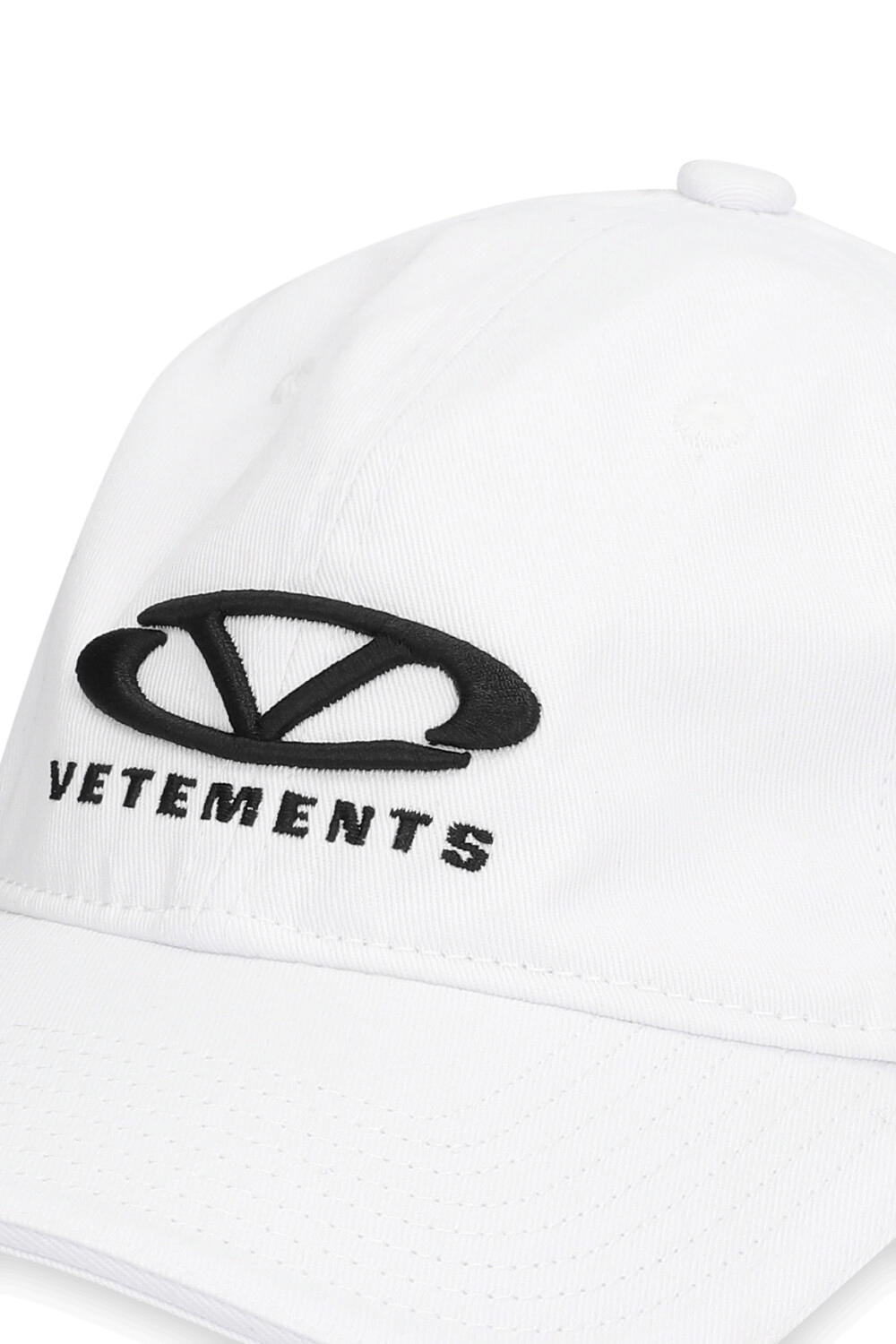 תמונת תקריב של כובע מצחייה VETEMENTS