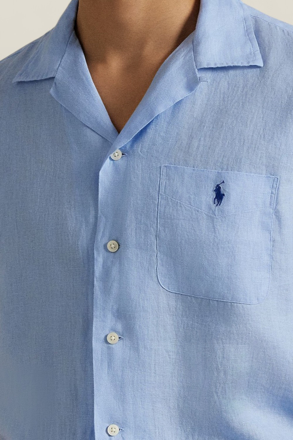 תמונת תקריב דוגמן של חולצת כפתורים מפשתן POLO RALPH LAUREN