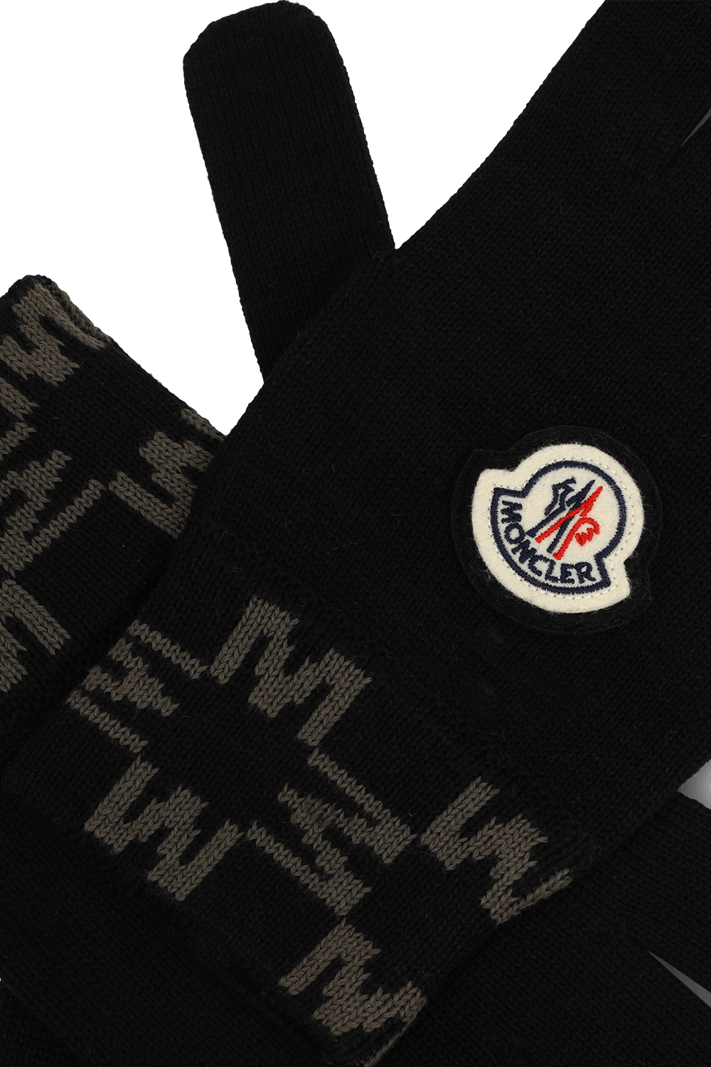 תמונת תקריב של זוג כפפות עם לוגו MONCLER