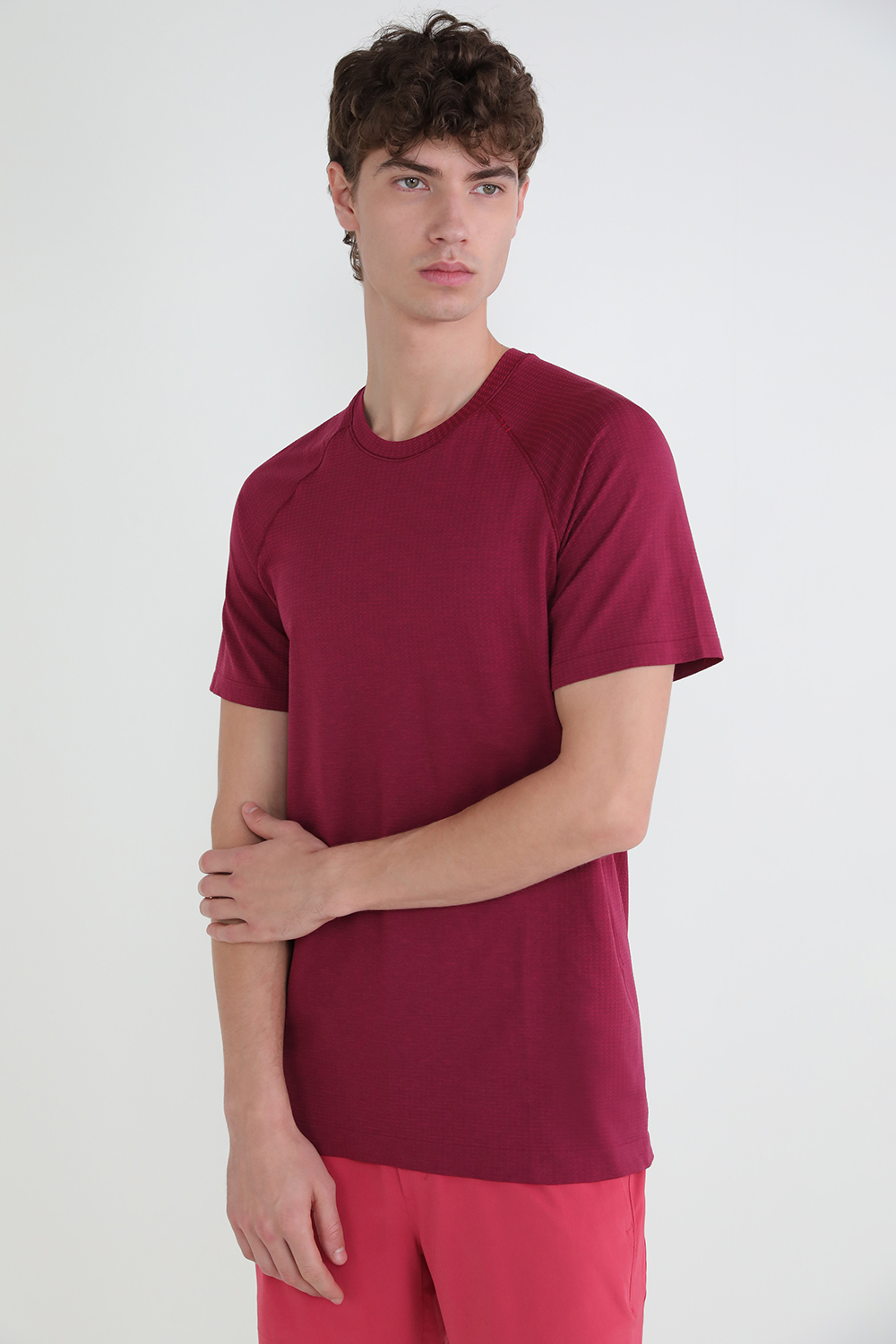 תמונת דוגמן קידמית של Metal Vent Tech Short-Sleeve