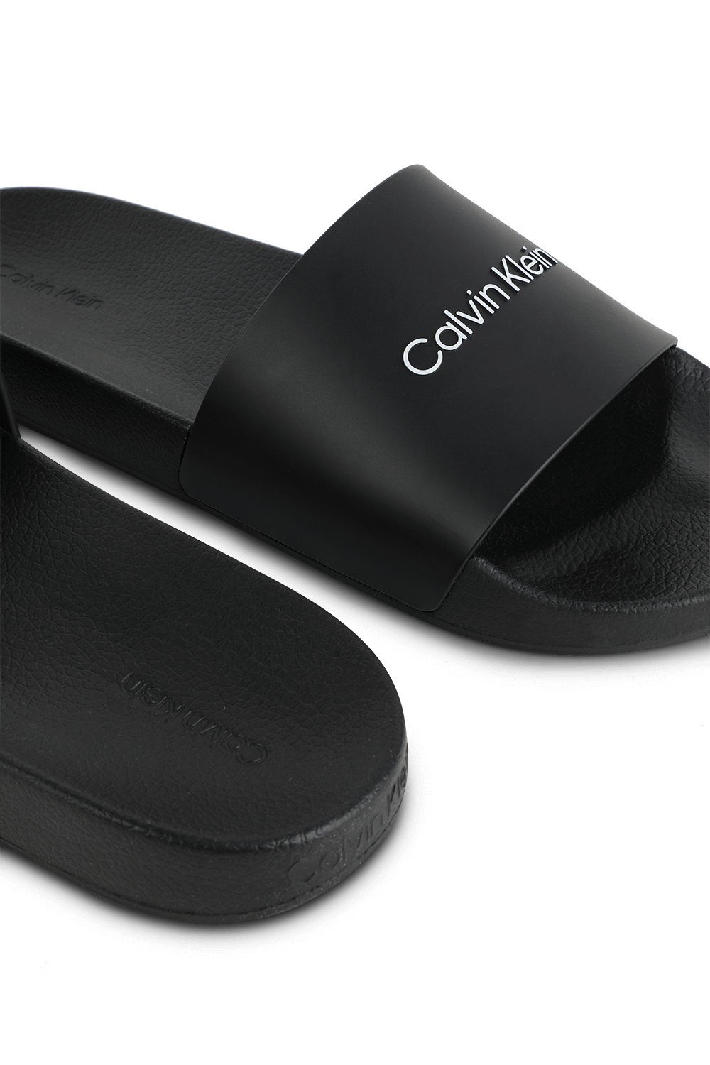 תמונת תקריב של כפכפי סליידס CALVIN KLEIN