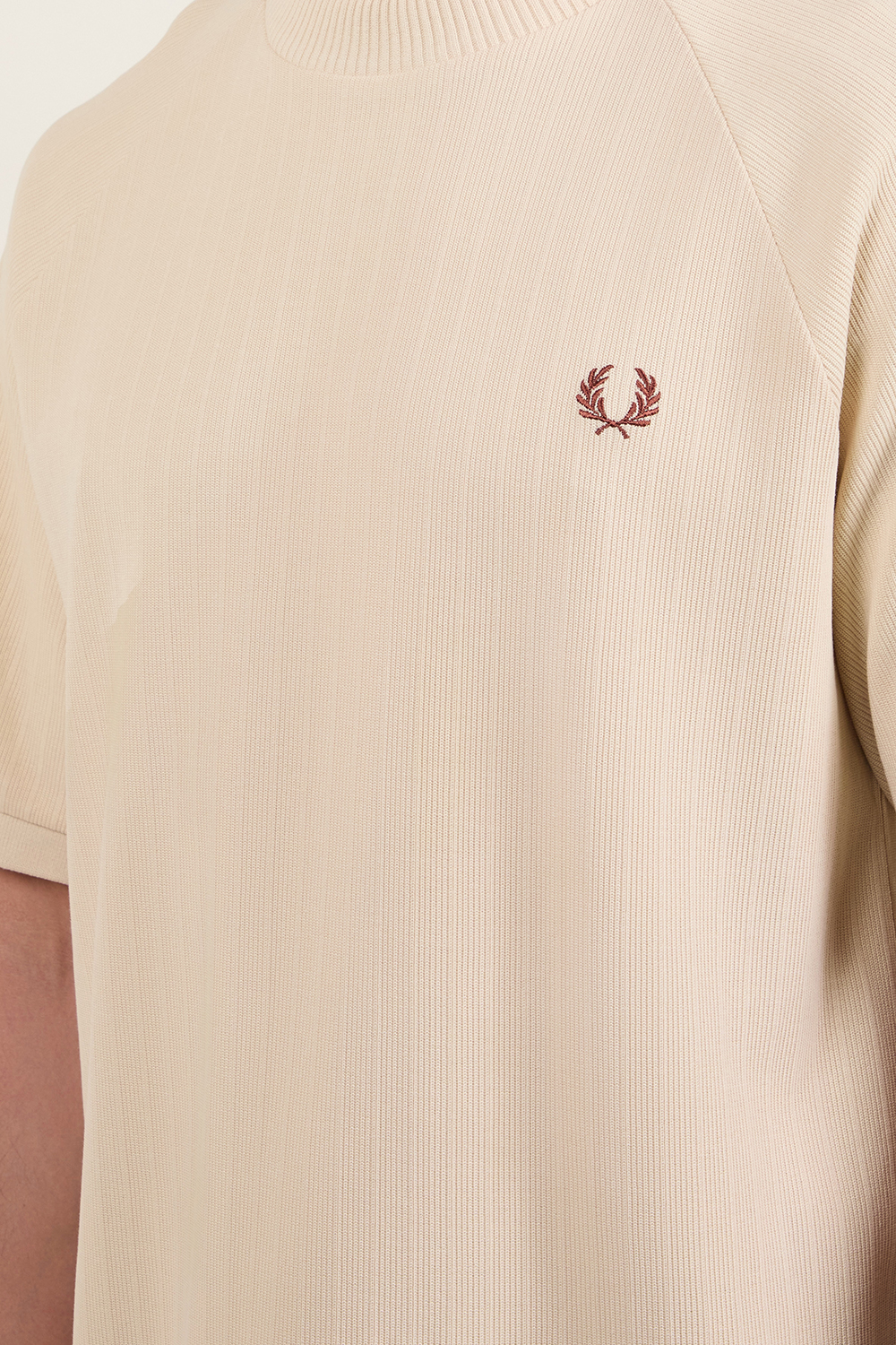 תמונת תקריב דוגמן של חולצת טי ריב FRED PERRY