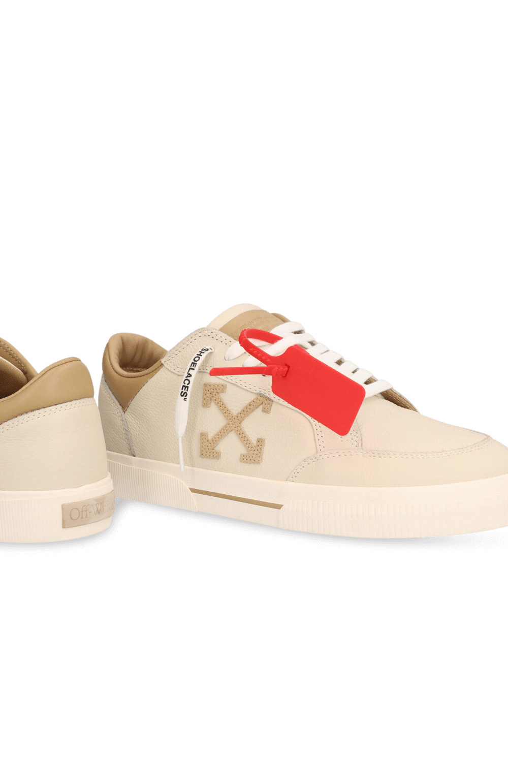 תמונת תקריב של נעלי סניקרס OFF WHITE
