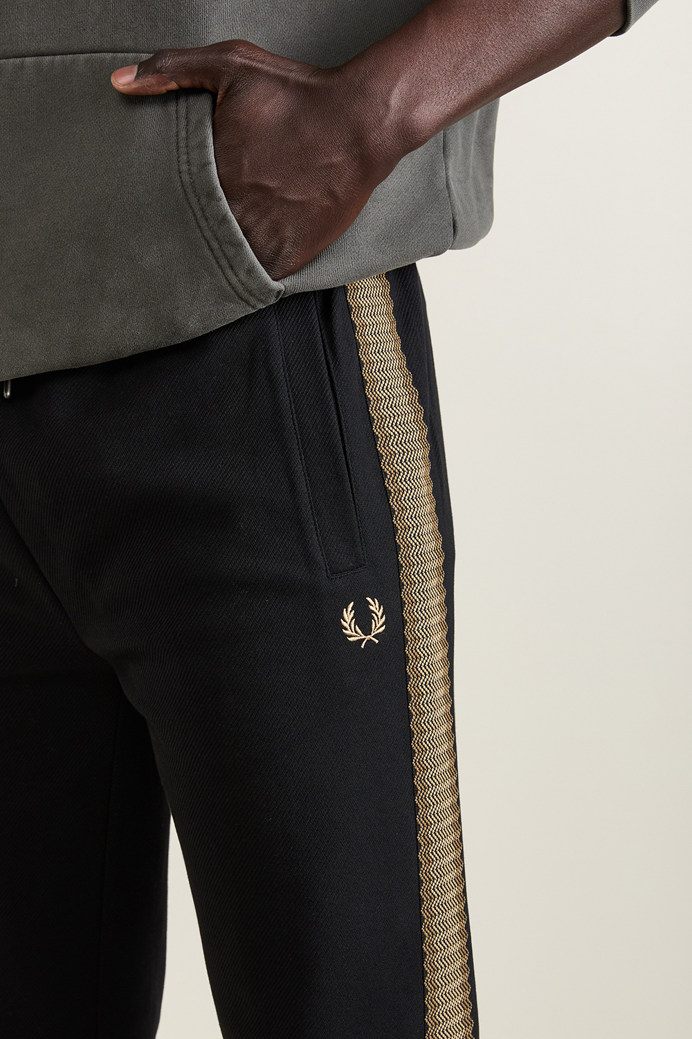 תמונת תקריב דוגמן של מכנסיים ארוכים FRED PERRY