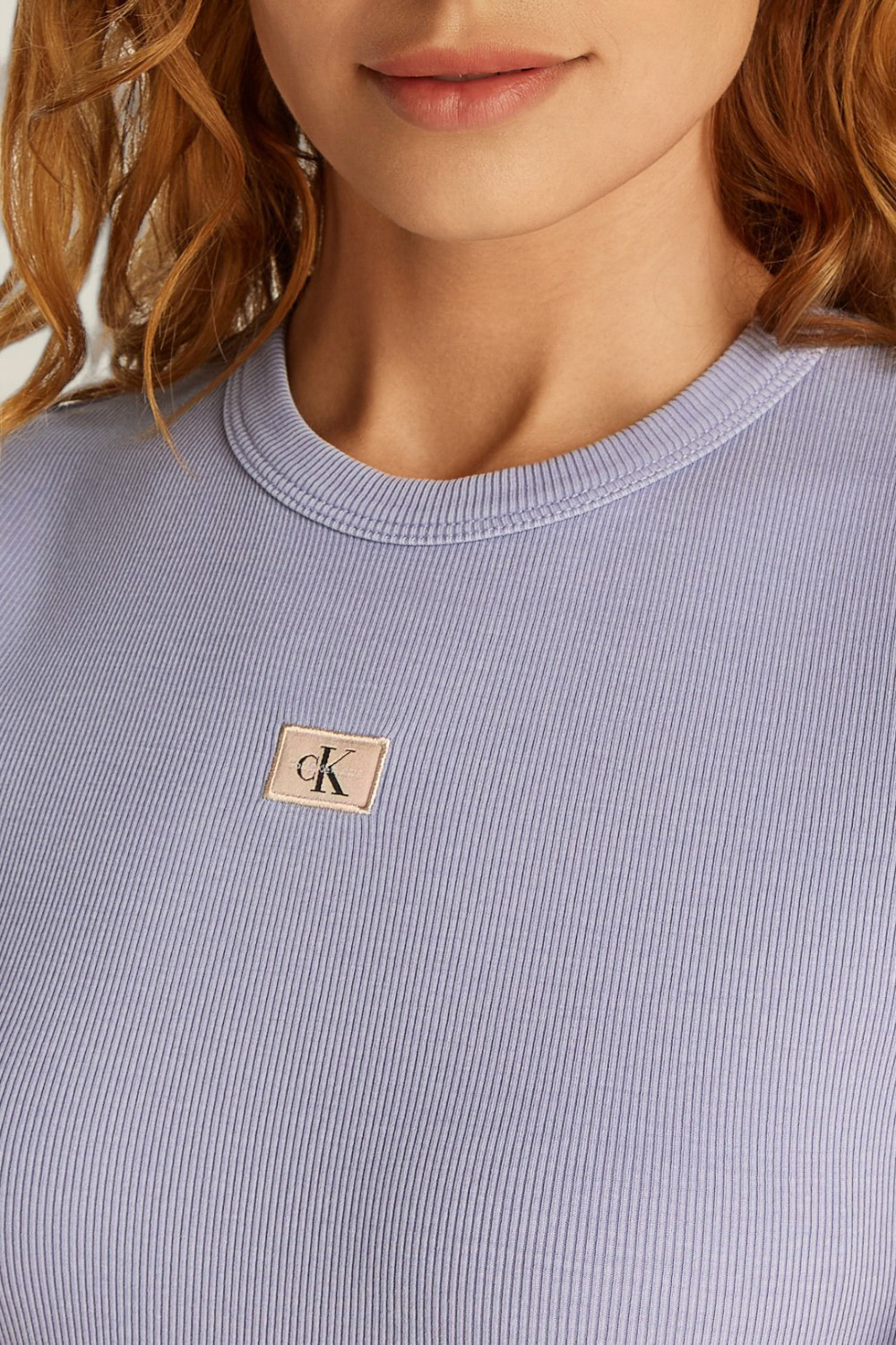 תמונת תקריב דוגמן של חולצת ריב CALVIN KLEIN