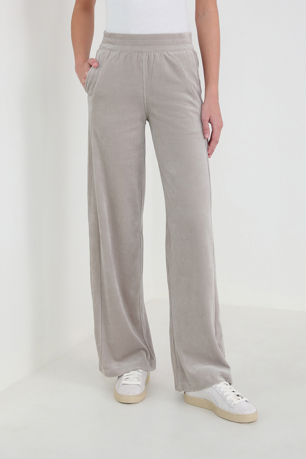 תמונת דוגמן קידמית של Scuba Mid-Rise Wide-Leg Pant *VELVET CORD LULULEMON