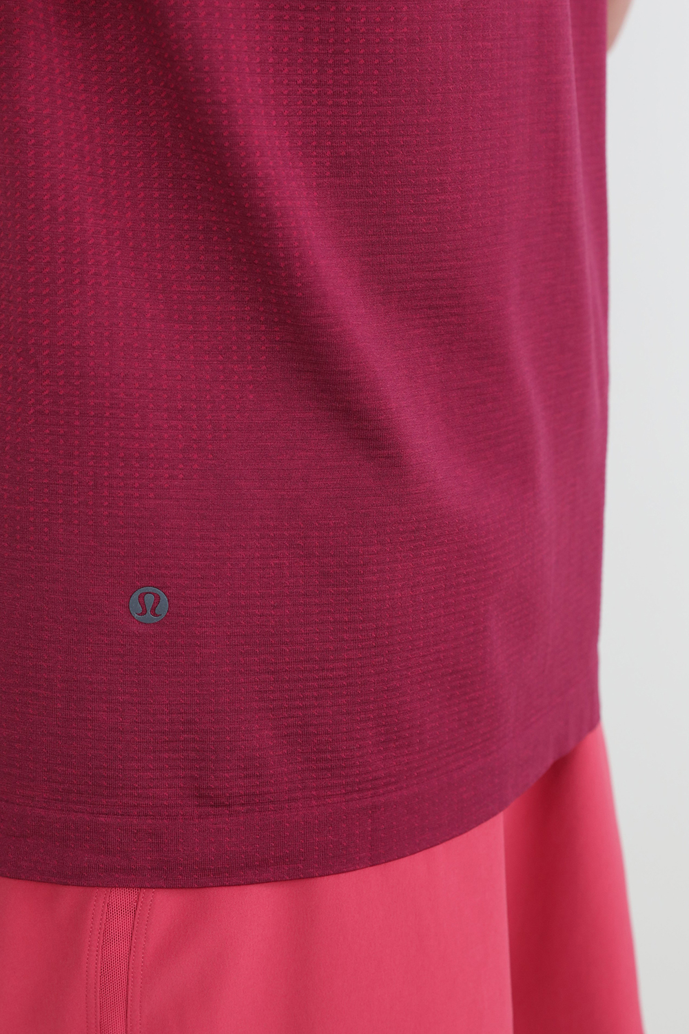 תמונת תקריב דוגמן של Metal Vent Tech Short-Sleeve