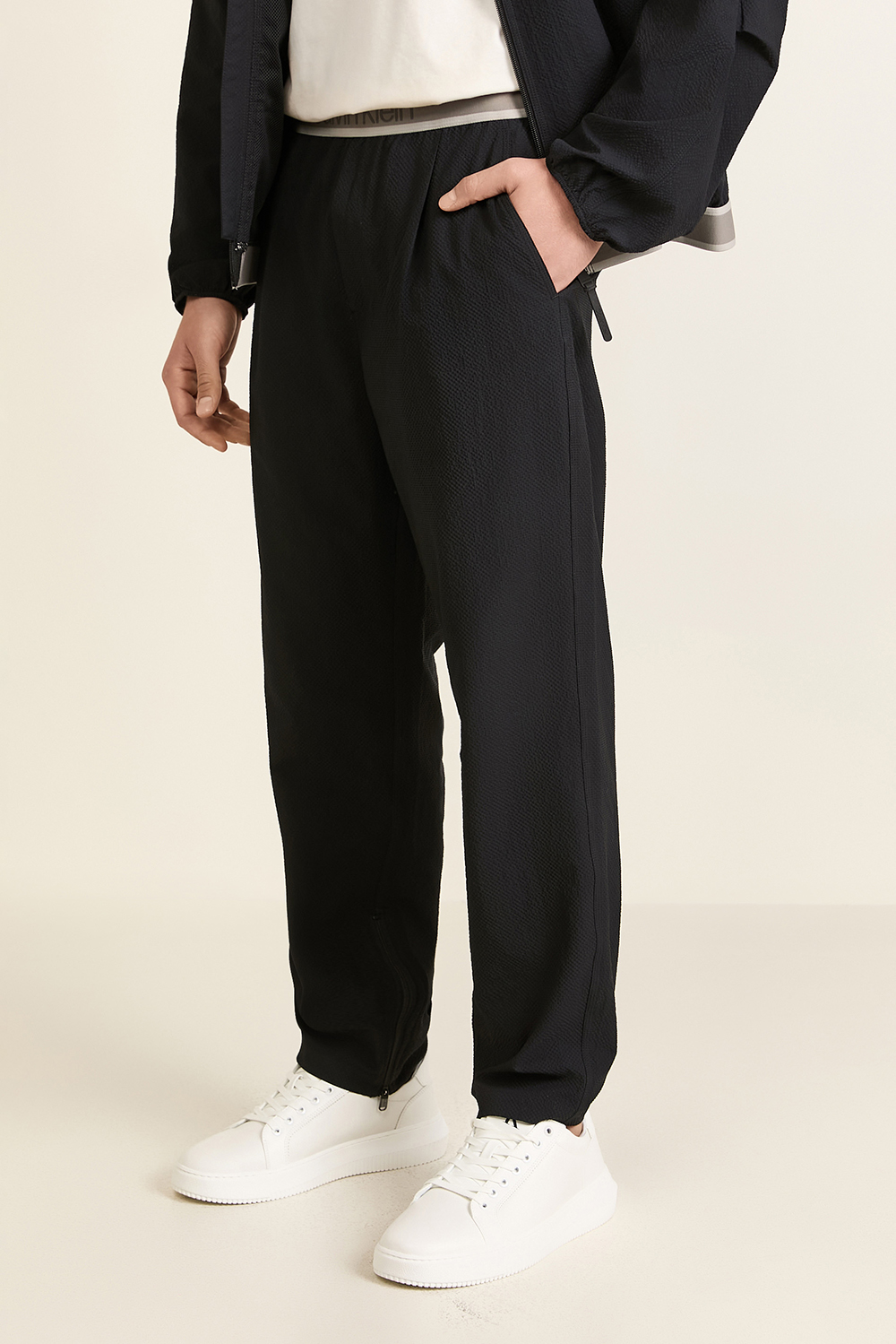 תמונת דוגמן קידמית של מכנסי ג'וג ארוכים CALVIN KLEIN