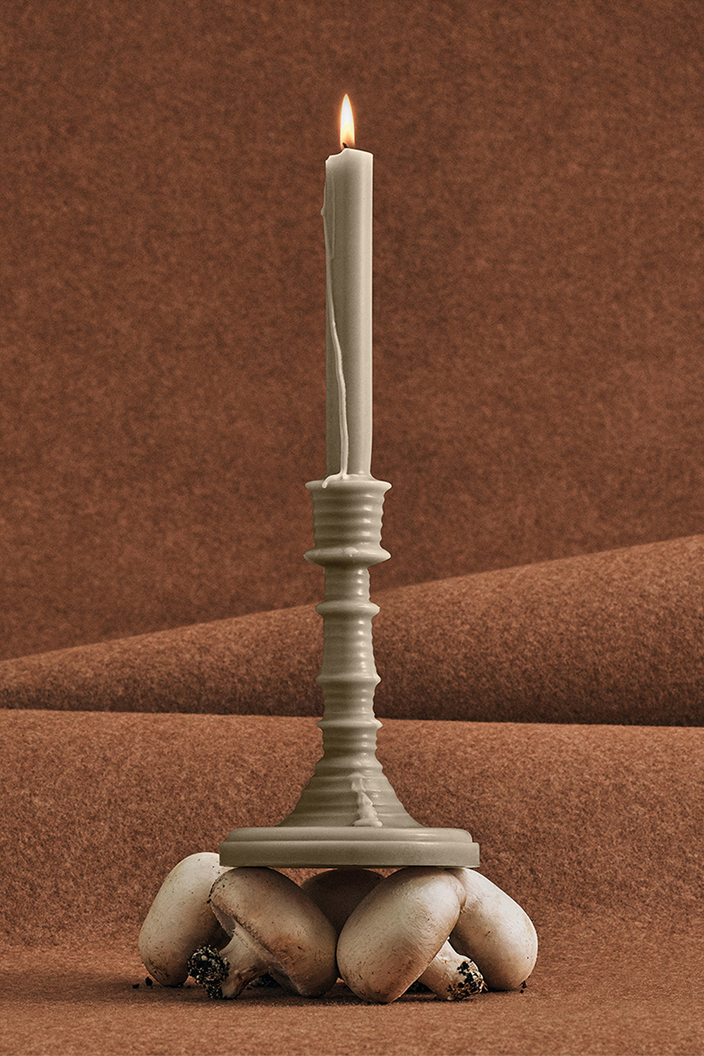 תמונת תקריב של LOEWE Mushroom Wax Candleholder LOEWE PERFUMES