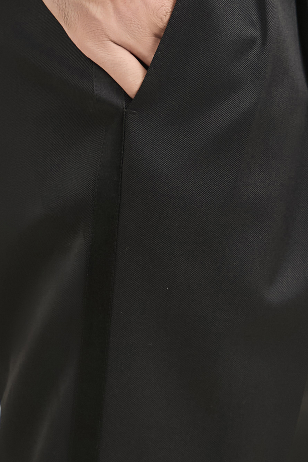 תמונת תקריב דוגמן של מכנסי טוקסידו DOLCE & GABBANA
