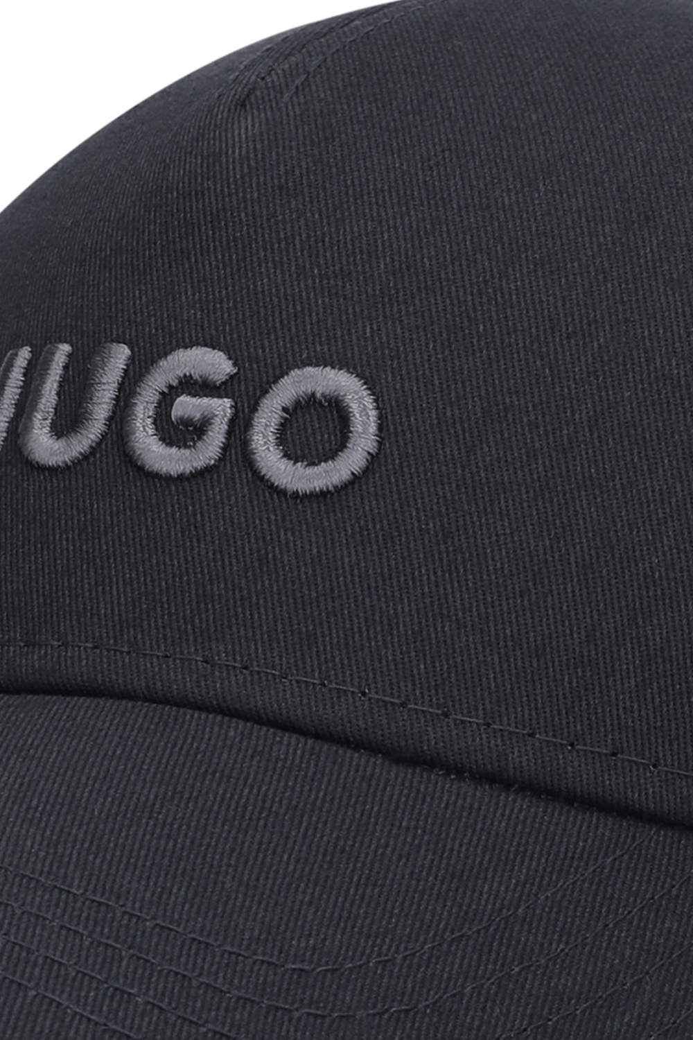 תמונת תקריב של כובע מצחייה HUGO
