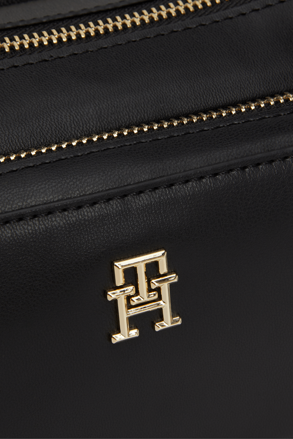 תמונת תקריב של תיק כתף TOMMY HILFIGER