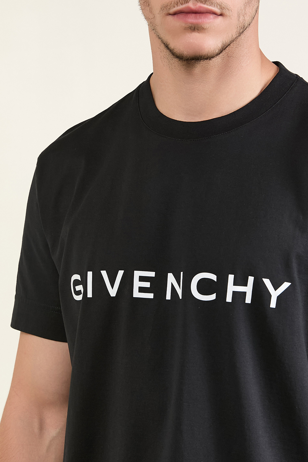 תמונת תקריב דוגמן של חולצת טי סלים פיט GIVENCHY