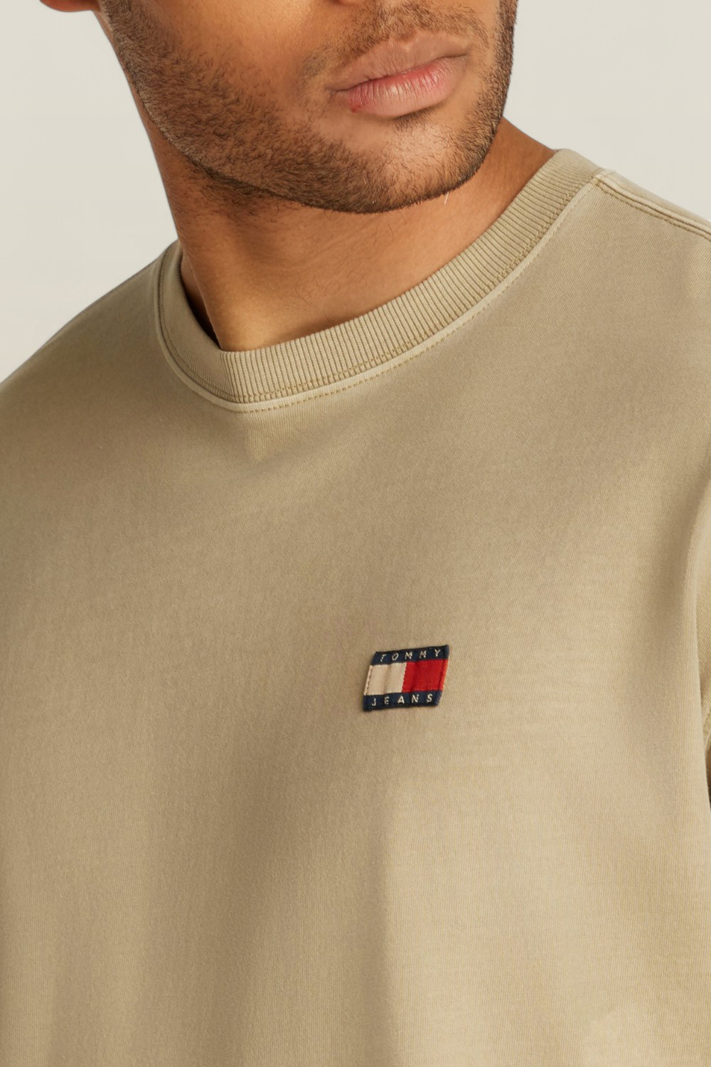 תמונת תקריב דוגמן של חולצת טי TOMMY HILFIGER